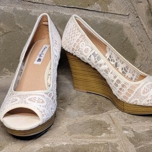 American Eagle Crochet Lace White Wedge Pumps  Peep Toe